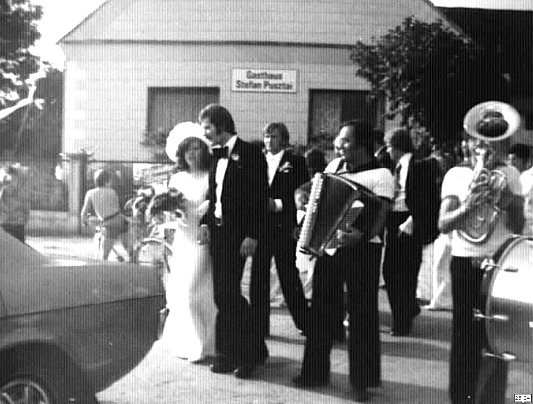 "Lajcsi Muzsikas" - Der Musikant Ludwig Gangoly (*1932/+2014) spielt bei der Hochzeit der Tochter des Hauses vor dem Gasthaus Pusztai auf (linke Bachgasse 46) - Holler/Pleier/Schwarz