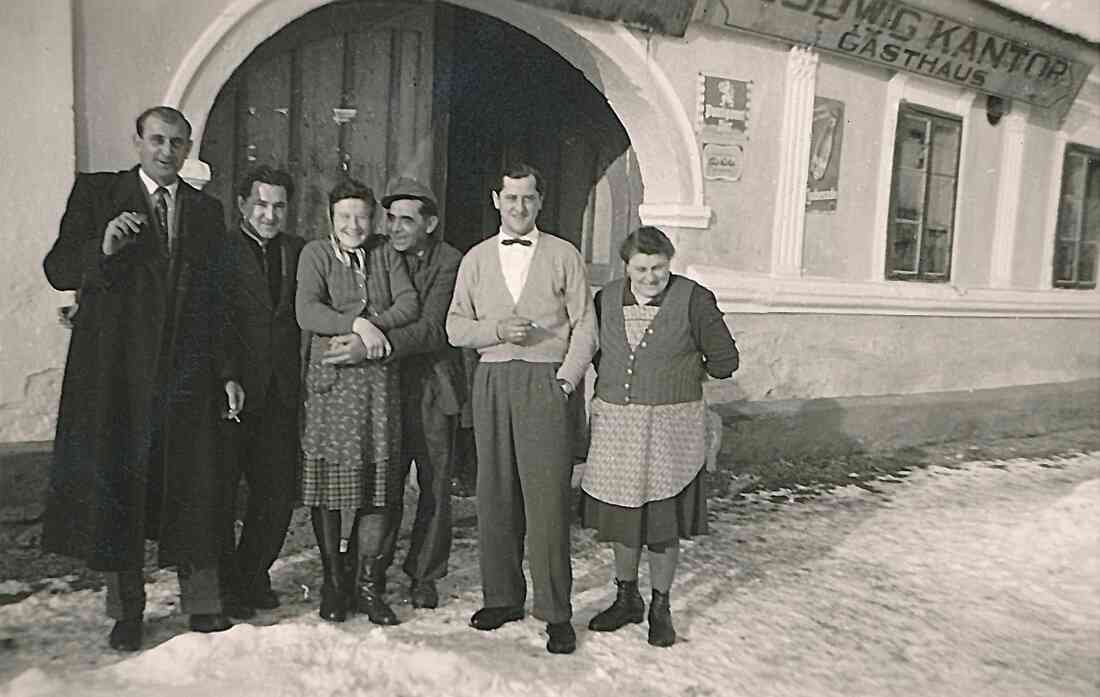 Gruppe vor dem Gasthaus Kantor "Goldener Stern" (Grazerstraße 44) - Ludwig (*1902/ +1965) und Juliane (geb. Adorjan, *1915 /+1984) Kantor