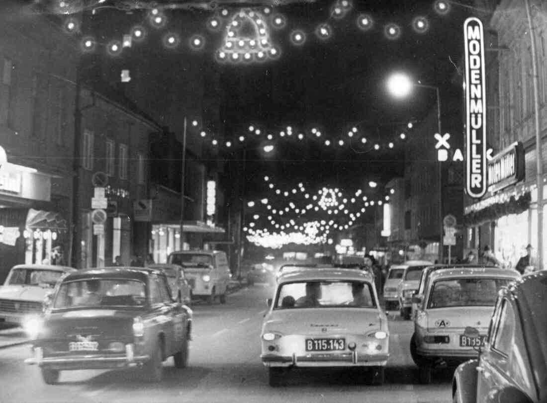 Wienerstraße 9 ca. - Blick gegen SO: Weihnachtsbeleuchtung
