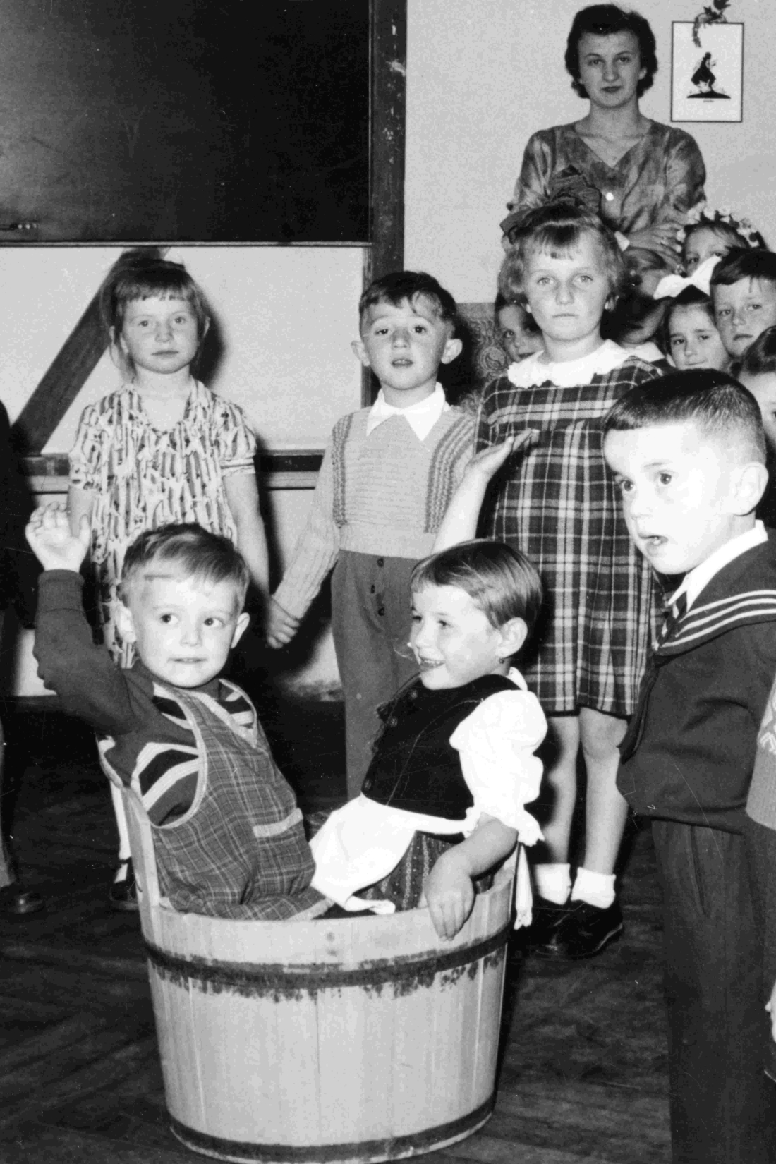 Städtischer Kindergarten: Teil einer Gruppe mit "Tante Martha" Jelinek
