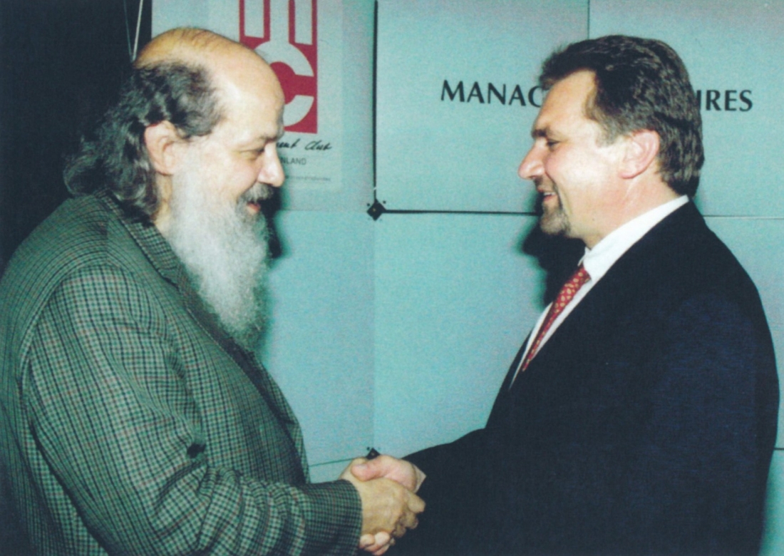 Rudolf Bretschneider übereicht Josef Unger - Unger Steel Group / Unger Stahlbau die Auszeichnung zum „Manager des Jahres“ des Management Clubs Burgenland