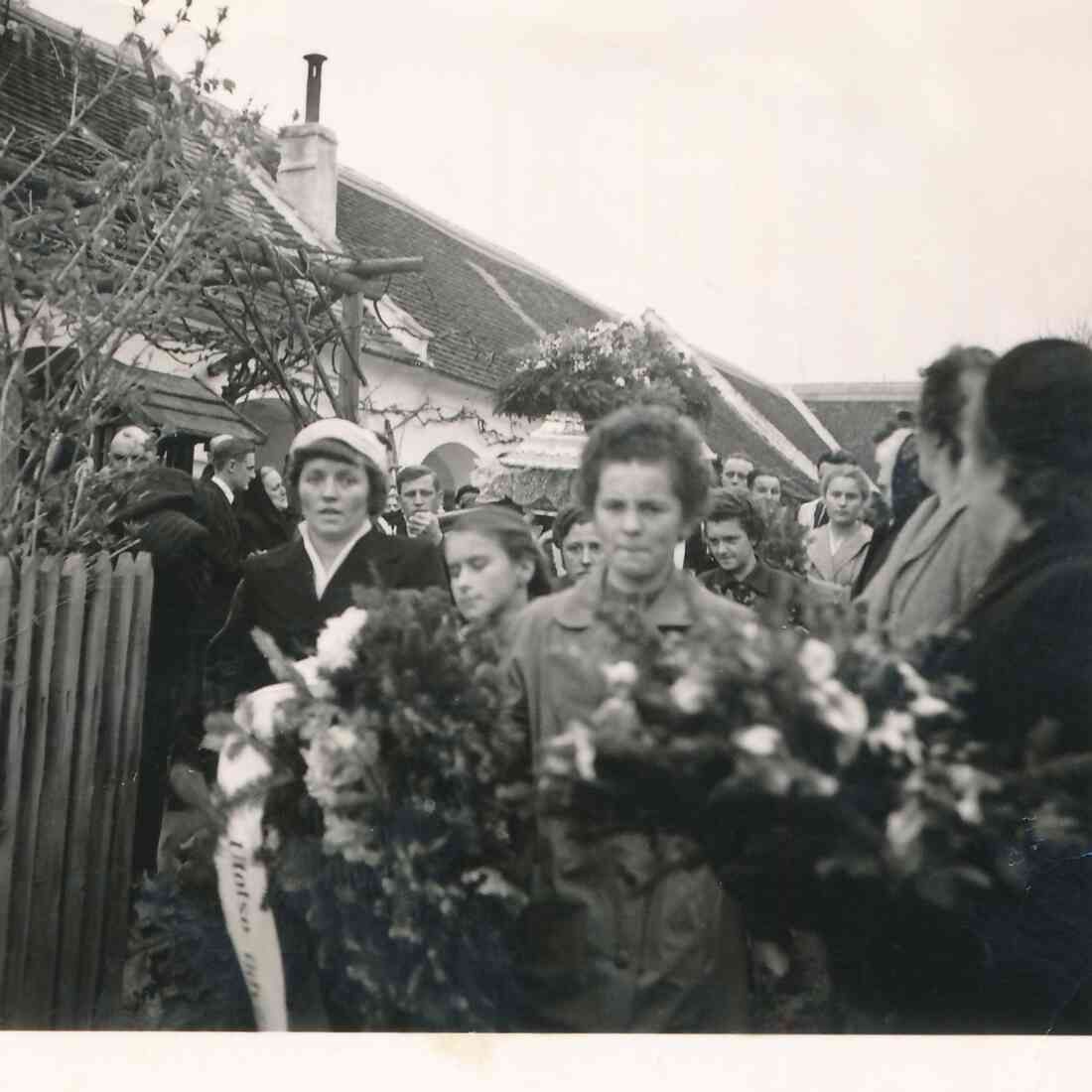 Begräbnis Josef Gaal (*1915/+1957) nach der Hausaufbahrung im Elternhaus OW 39 / Steinamangererstraße 103