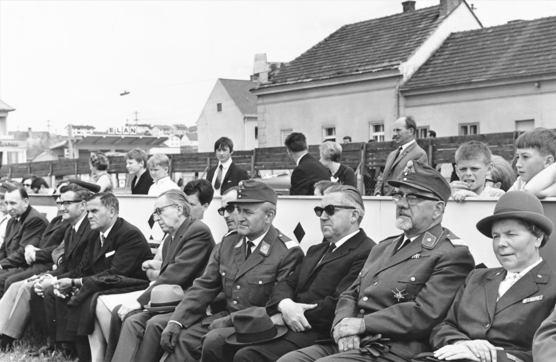 Rotes Kreuz: Großübung am damaligen ASKÖ Sportplatz (Wienerstraße 53) - Ehrengäste (Pal/Muth/Hatvagner/Krutzler/Toth/Tölly/Dax/Riedl)
