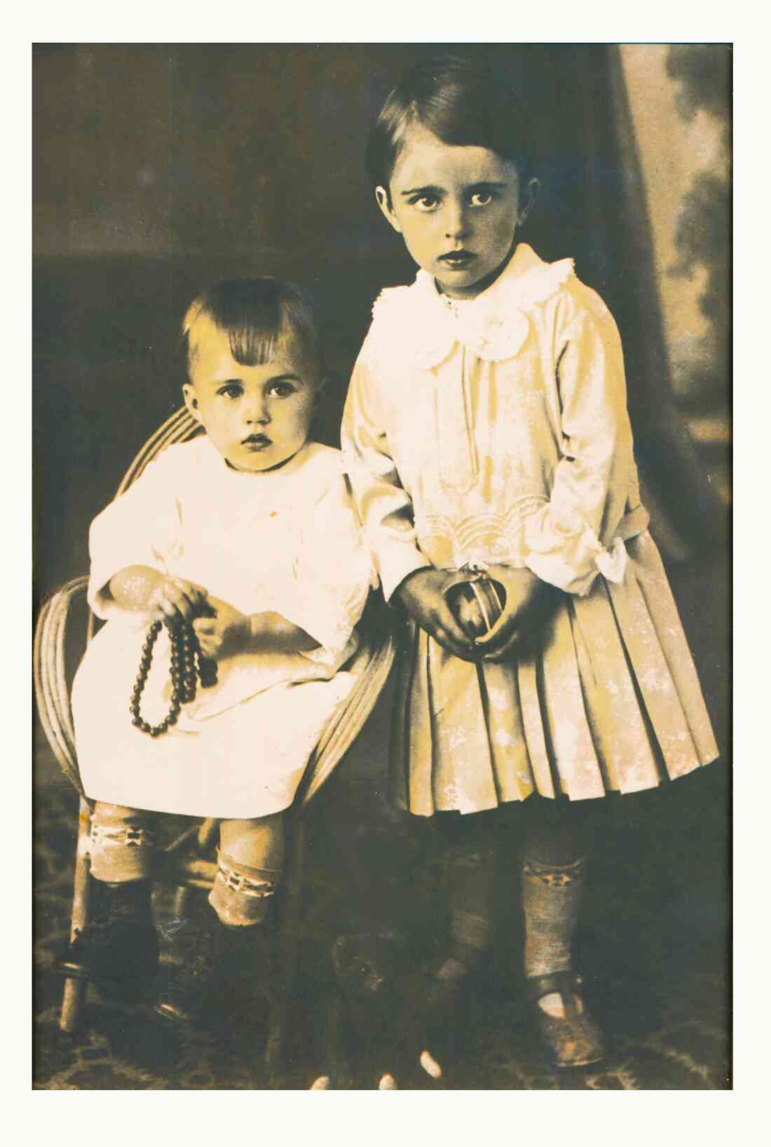 Die Schwestern Maria Wölfel (verh. Muth, *1927/+2008) und Hermine Wölfel (*1929/+1990)