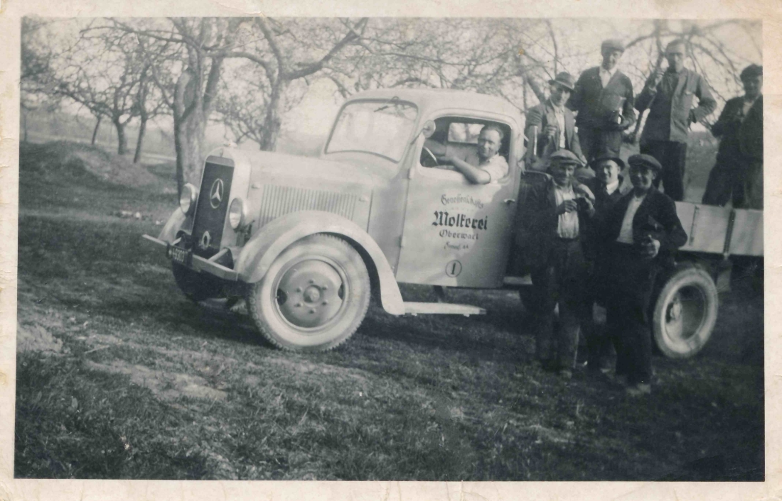 LKW der Molkerei - am Steuer Stefan Gyaki (*1910/+1979) - mit geselliger Runde