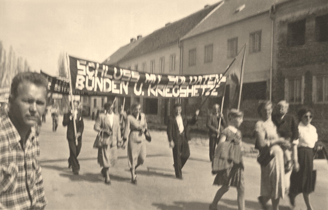 Kundgebung des KZ-Verbandes (Verband österreichischer Widerstandskämpfer und Opfer des Faschismus) am 5. September 1954 - am linken Bildrand Edmund Wagner