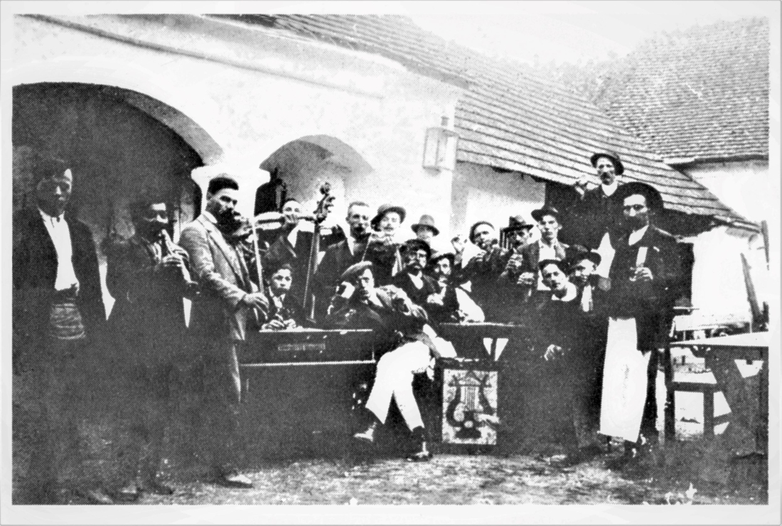 Ludwig Gangoly (*1902 /+1976) und Alexander Gangoly (*1896 /+1979) mit einer "Musikkapelle" im Hof des Gasthauses Zambo mit Arkaden (Grazerstraße 71) - Klimek