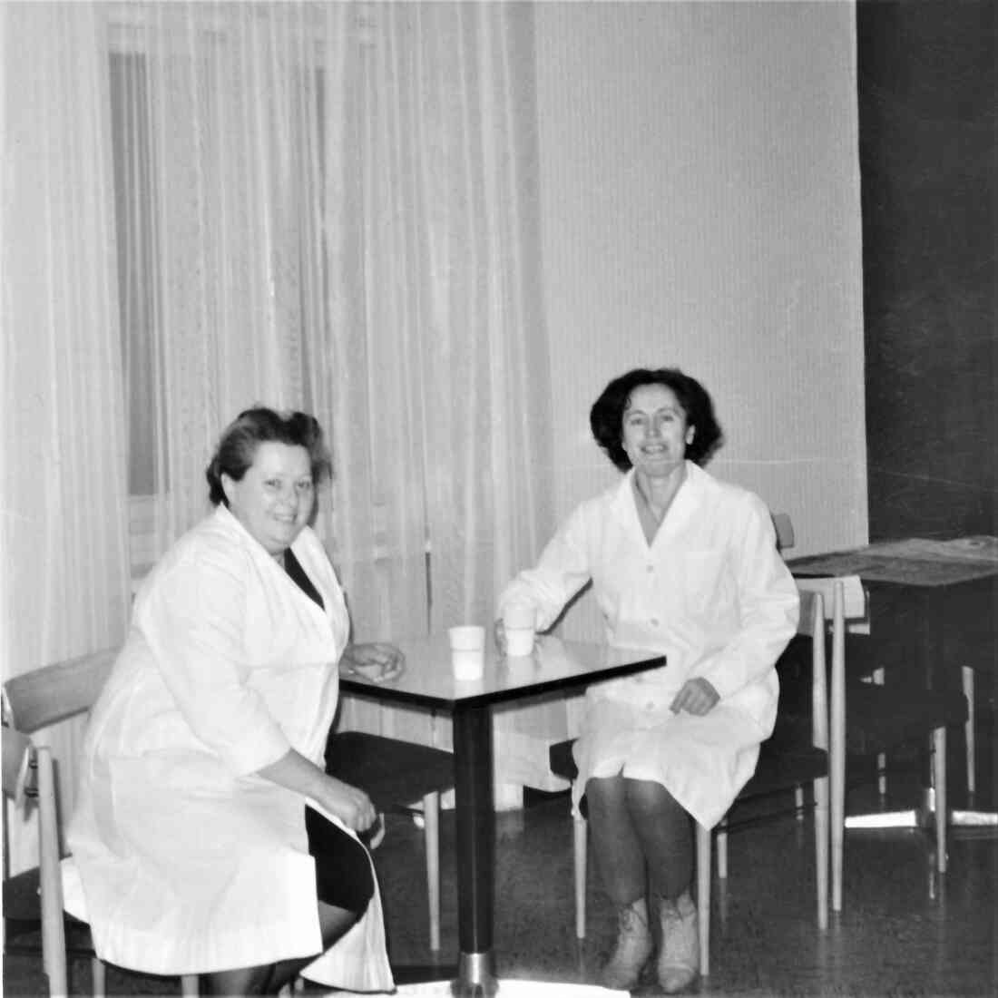Geschäftslokal der Molkerei: die beiden Mitarbeiterinnen Pauline (Lina) Kurz und Leopoldine (Poldi) Mokes