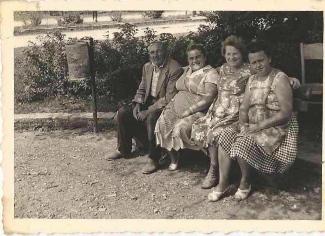 Hadadi Adalbert, Muth Margarethe, Maria Glatz und Pal Isabella vor der Gemischtwarenhandlung Maria Glatz (Ecke Linke Bachgasse/Grazerstraße)