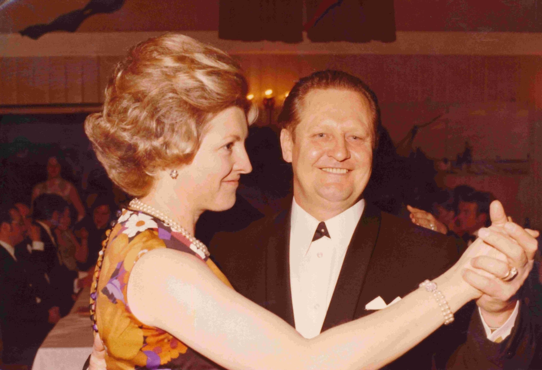 Das Ehepaar Gretl und Gustav Neubauer schwingt das Tanzbein