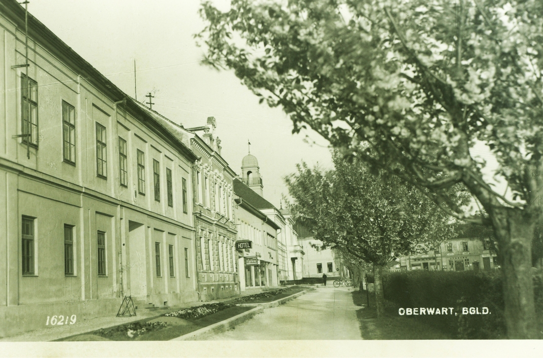 Ansichtskarte: Oberwart, BGLD - Häuserzeile Hauptplatz 1 bis 11
