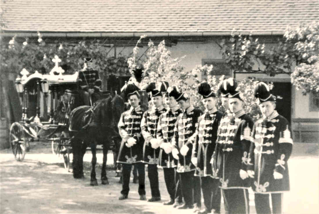 Historischer Galawagen und Träger der Bestattung Gangoly