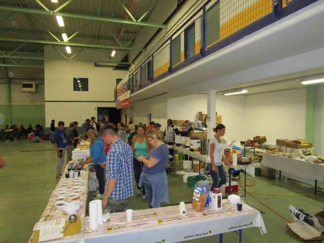 Rotes Kreuz: Flüchtlingsbetreuung Informhalle September 2015