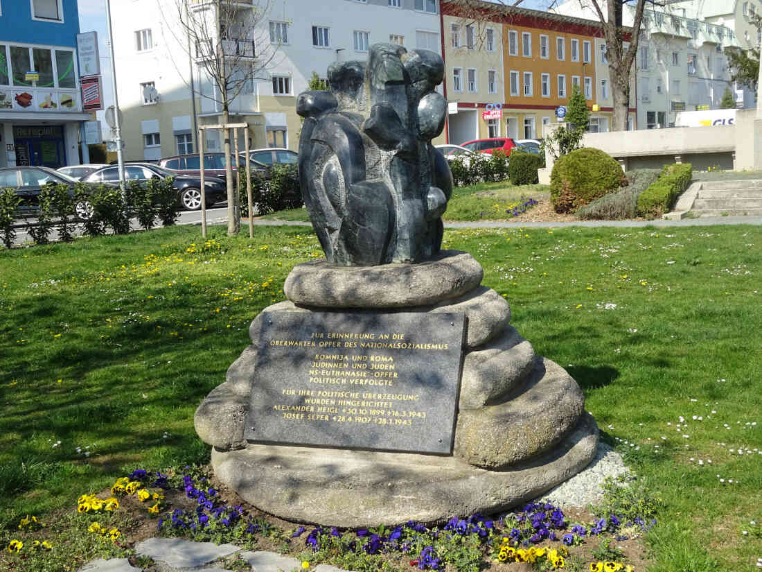 Mahnmal für die Opfer des Nationalsozialismus - errichtet 1989 / neue Gedenktafel 2013 (Roma/Jüdische Gemeinde)