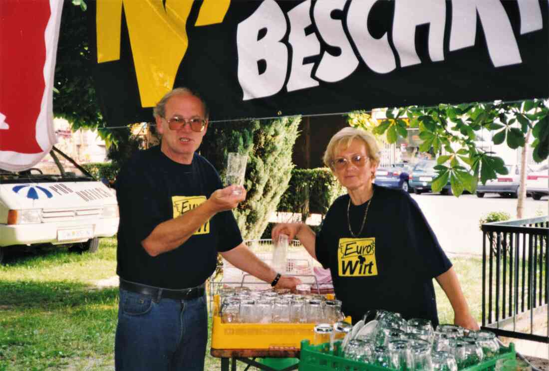 EuroWart 1997: Elfi und Gusti Ringbauer mit den beliebten EuroWart-Leiberln