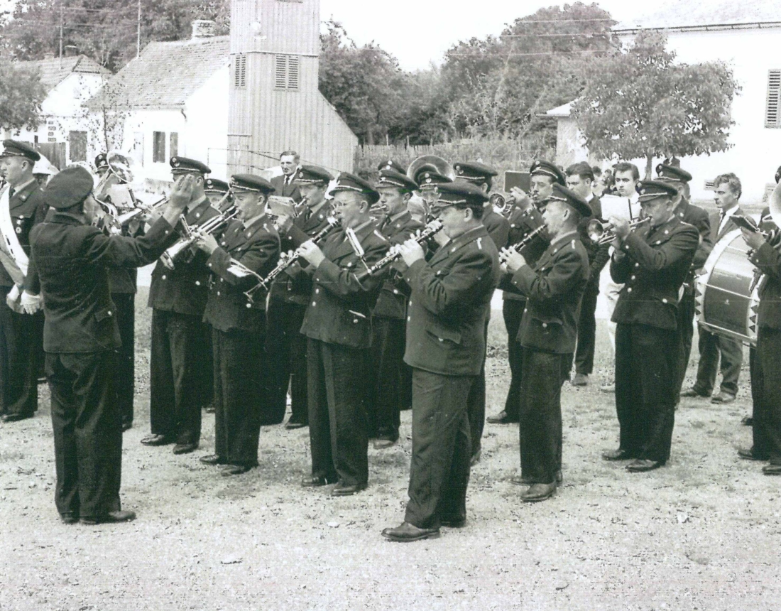 60 Jahre Freiwillige Feuerwehr St. Martin: Spritzenanhängerweihe - die Ortskapelle Unterrohr spielt zum Einzug der Gastwehren