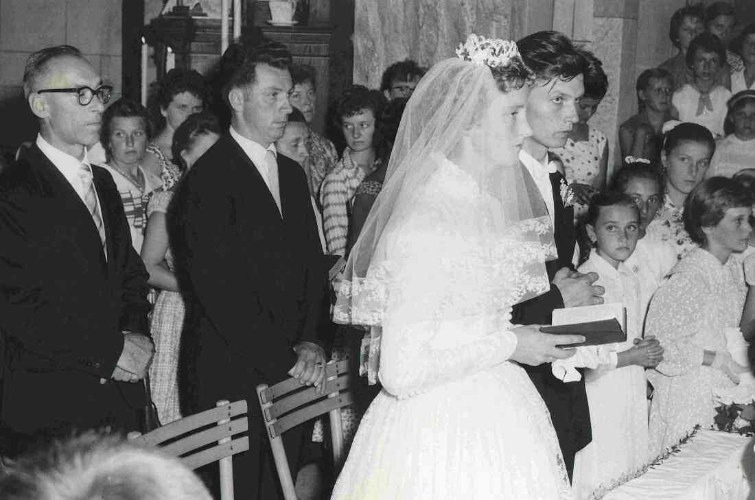 Hochzeit Erich Langer (*1934/+2010) und Elfriede Graf (*1936/+2015): vor dem Traualtar - Hicke/Miertl