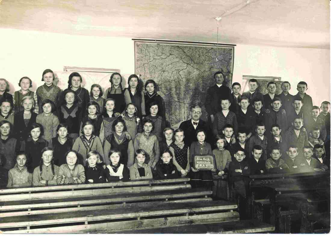 3. bis 8. Klasse der röm. kath. Volksschule mit Direktor Hermann Schwartz (*1885/+1971)