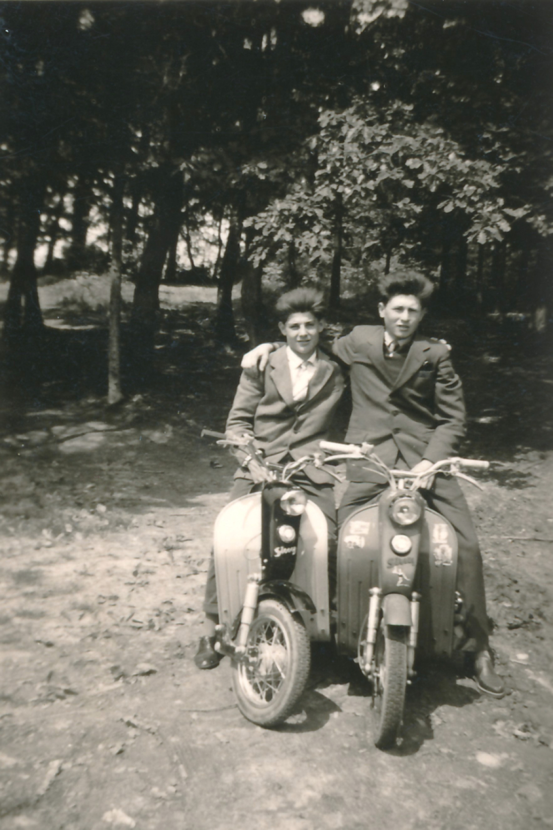 Zwei Freunde auf ihren Lohner Mopeds "Sissy" - Schadl/Adorjan
