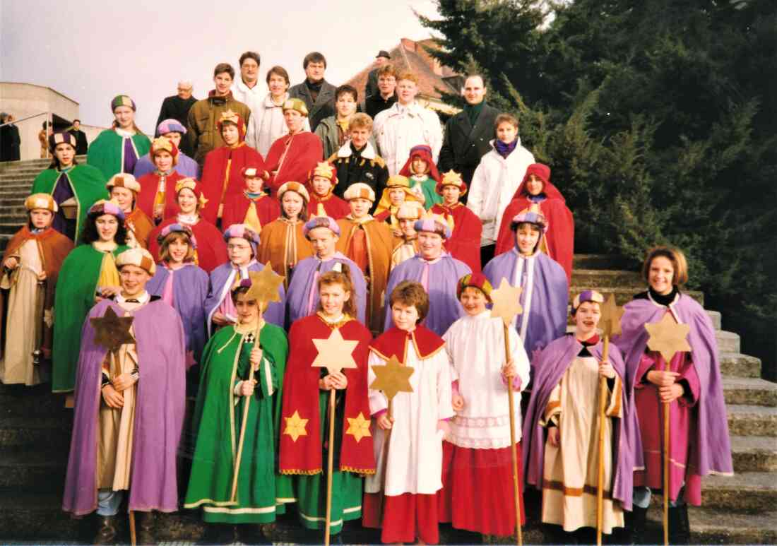 Gruppenfoto der SternsingerInnen und ihrer Begleiter