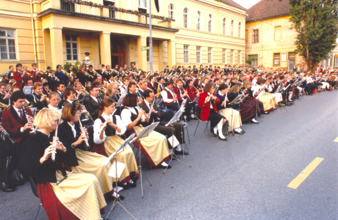 Stadtkapelle: Serenade vor dem Rathaus anlässlich des Europäischen Blasmusikfestivals - 40 Jahre MVO