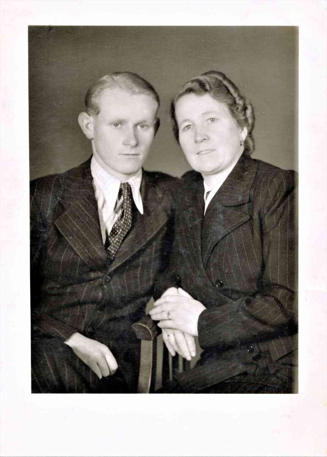 Anna Blach (geb. Brandstätter, *1897 / +1986) mit ihrem Sohn Alexander jun. (*1922 / +2012) - Portrait