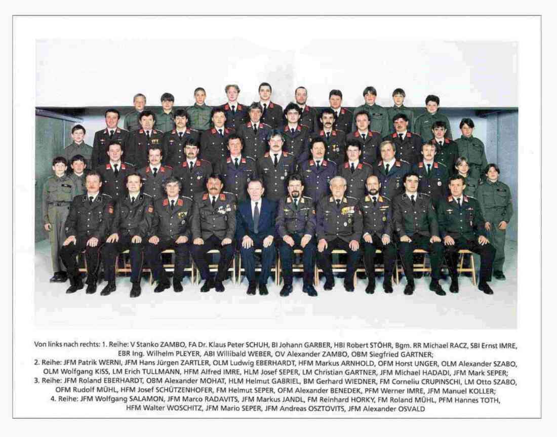 Stadtfeuerwehr: Mannschaftsfoto in der Festschrift anlässlich der Eröffnung des neuen Feuerwehrhauses am 27. Mai 1995