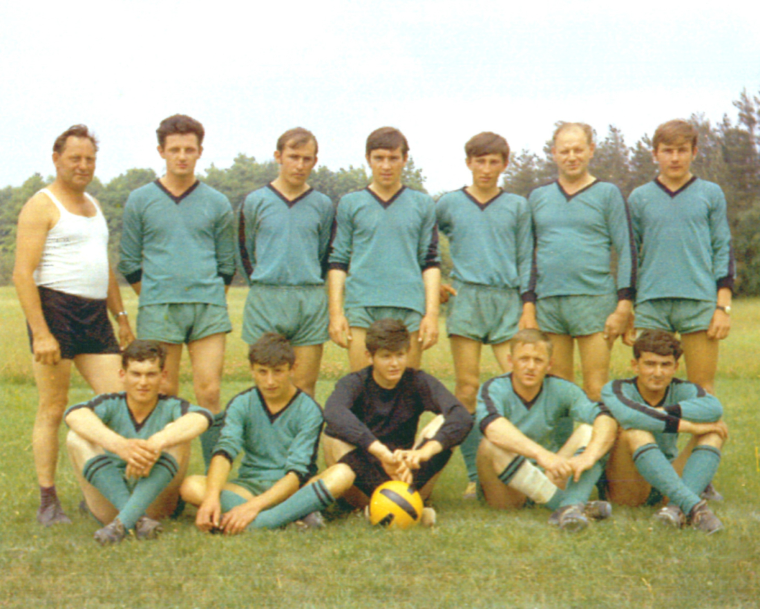 St. Martin: Fußballmannschaft mit Trainer (Orschek/Skvarits/Hacker/Weber/Eberhardt/Guger/Röhrling/Klepits/Wukits/Garber/Polster)