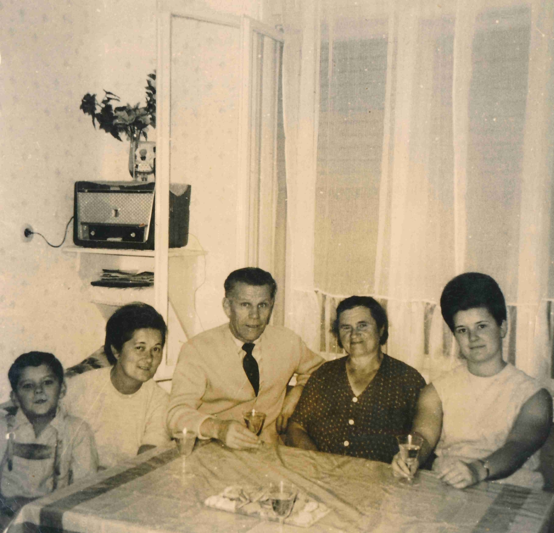 Gemütliche Runde: Fam. Böcskör zu Besuch im Haus Adorjan Grazerstraße 55