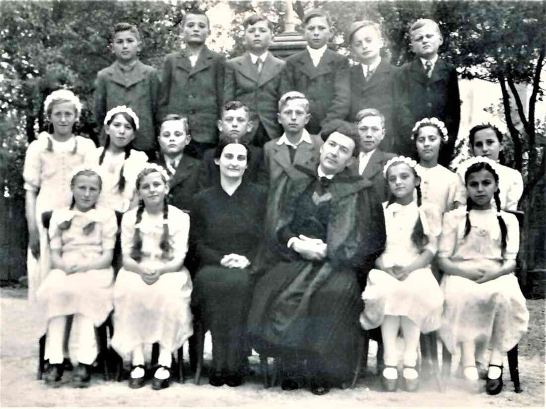 Ref. Pfarrgemeinde: Konfirmation 1940 mit Pfarrer Julius Faber Kovacs (*1910/+1954)
