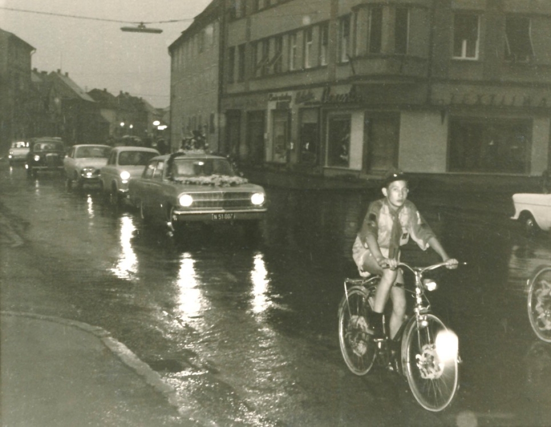 Röm. kath. Pfarre - 4. Juli 1964: Primiz von Julius Dirnbeck - Empfang und Eskortierung des Neugeweihten in der Wienerstraße (am Fahrrad Josef Asboth)