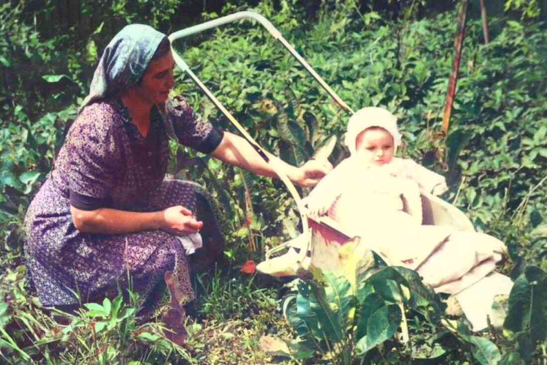 Mutter Julia Gangoly (geb. Hegedüs) mit Tochter Etus im Garten des Hauses - Sterngasse 3
