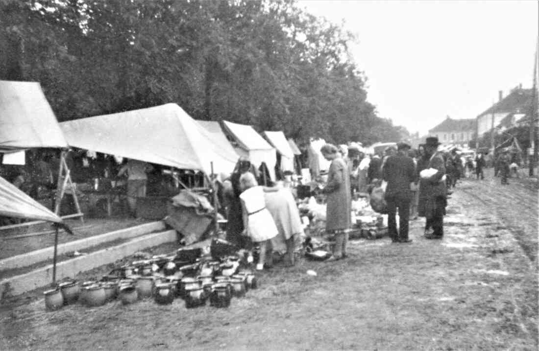 Wochenmarkt - vor dem Park (Blickrichtung gegen SO)