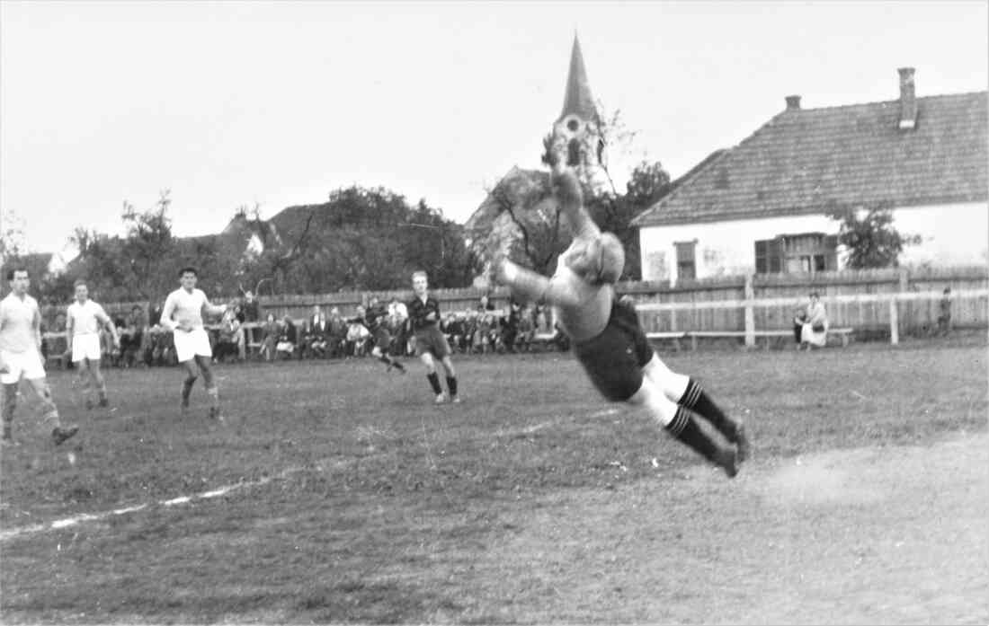 Fußball - SC Oberwart: 1951/52 - Szene aus dem B-Liga Spiel gegen RedStar-Wien