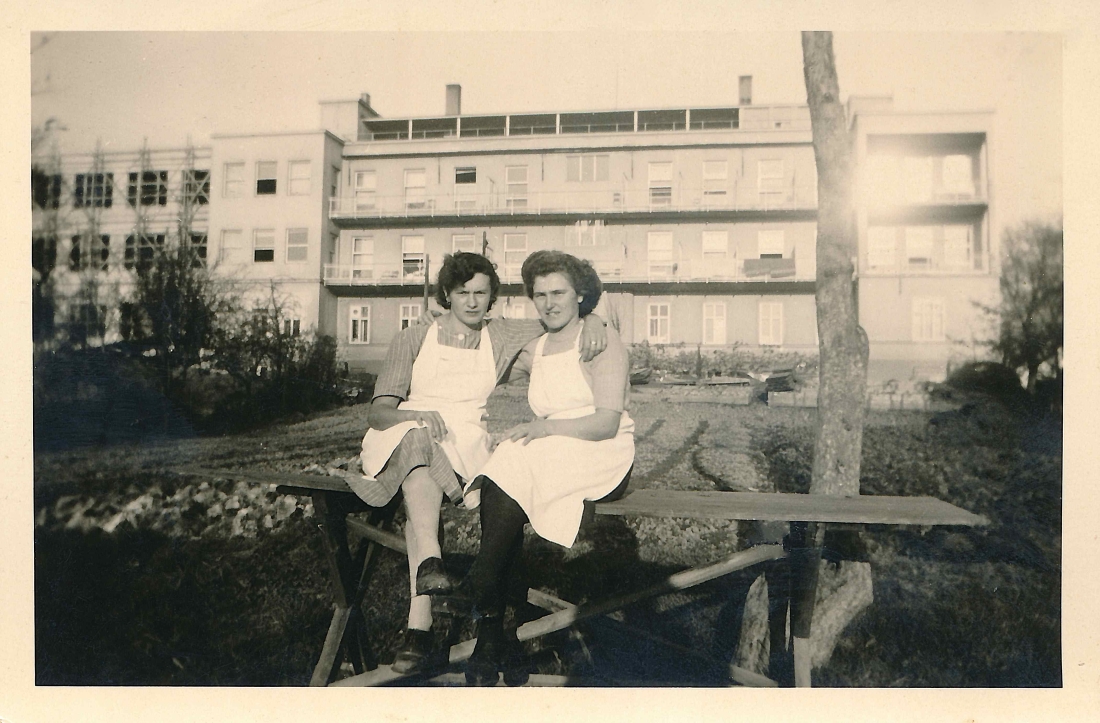 Wohlverdiente Pause von der Küchenarbeit im Garten bzw. Gemüsegarten des Krankenhauses (Spitalgasse) - Folkensteiner/Glatzhofer