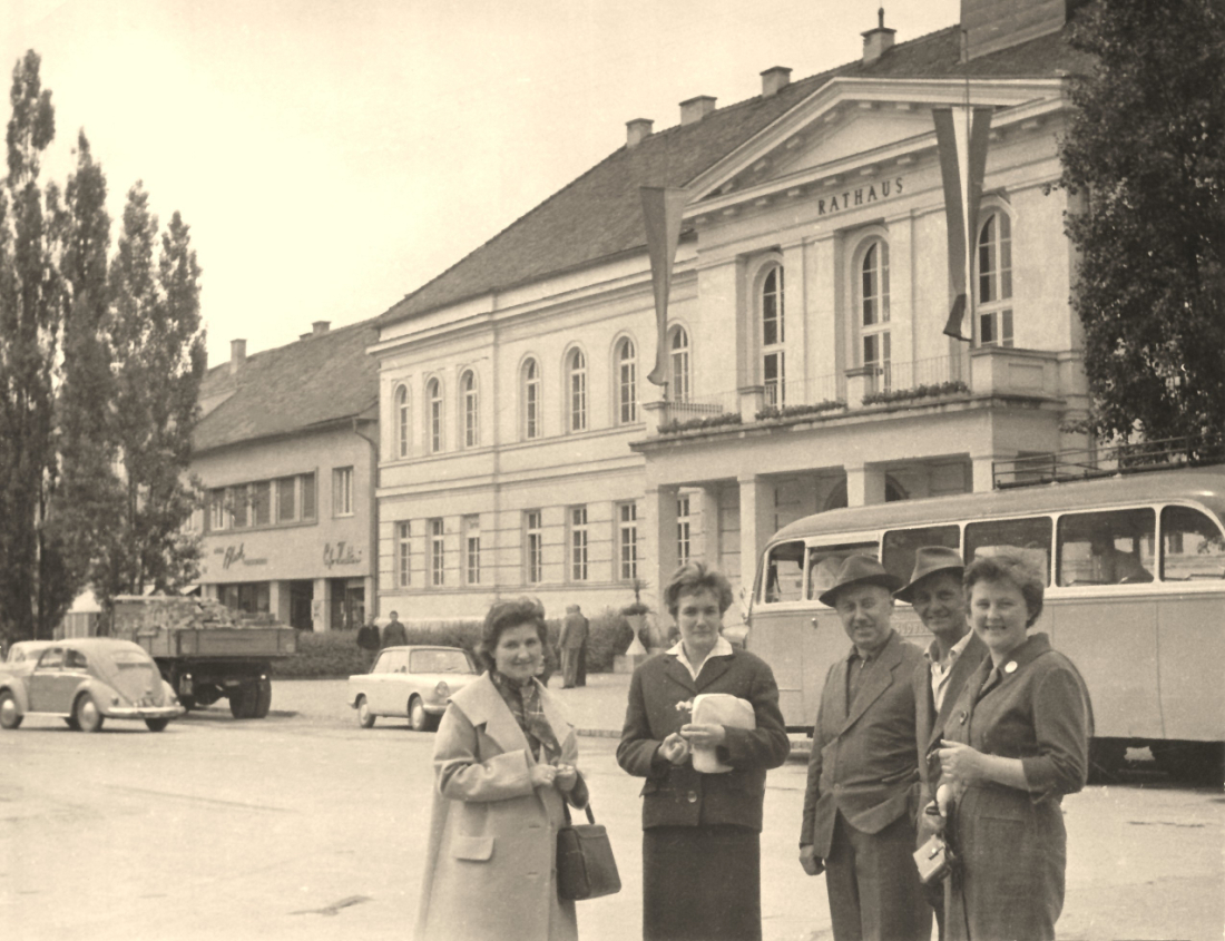 Gruppenbild am Hauptplatz mit dem Rathaus im Hintergrund - Mikovits/Nikles