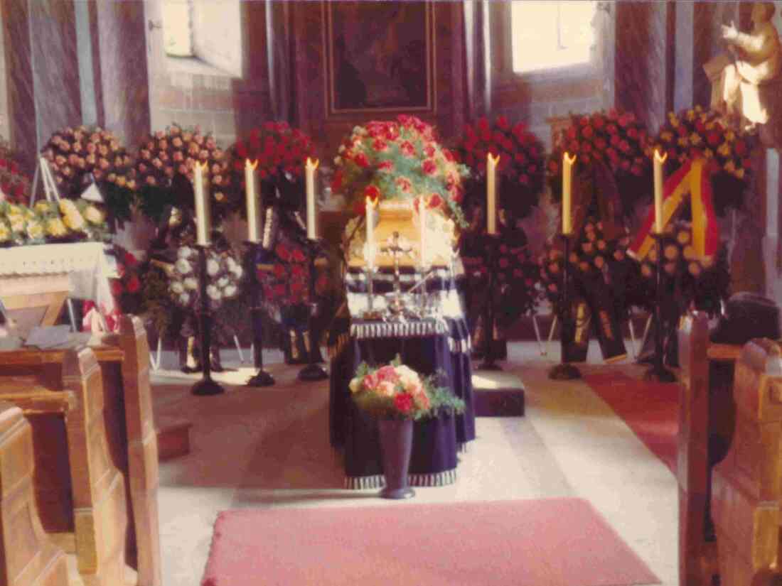Begräbnis: Aufbahrung in der röm. kath. Pfarrkirche "Maria Himmelfahrt" - Altbgm. Josef Böcskör (*1895/+1974)