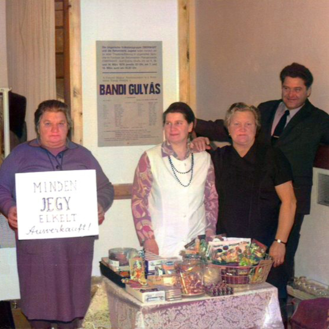 Im Foyer zum Saal des Ref. Lesevereins vor der Aufführung des Theaterstücks "Bandi Gulyás" - siehe auch Bild #2740 (Csenkei/Gangoly/Böcskör)