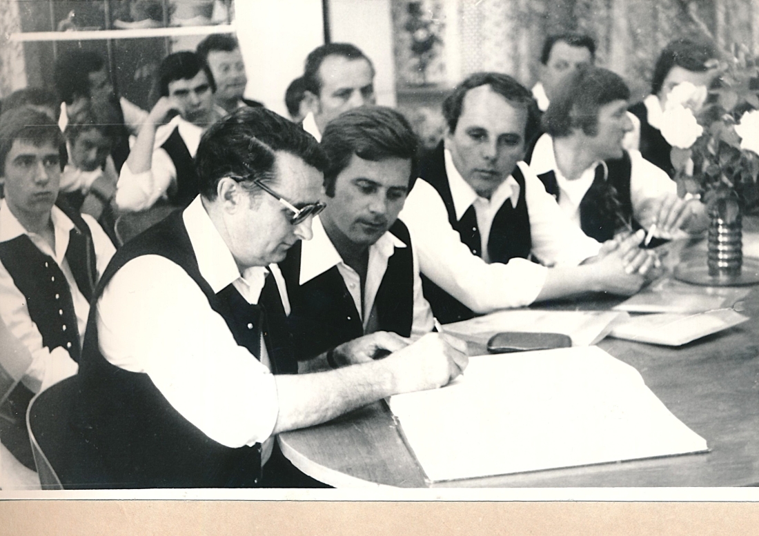 Stadtkapelle: Konzertreise nach Kischinow (Moldawien/UdSSR) - Obmann Hans Ochsenhofer trägt sich ins Gästebuch des Kombinats ein // Gangoly-Perner-Fülöp-Frebel-Benedek-Pirnar