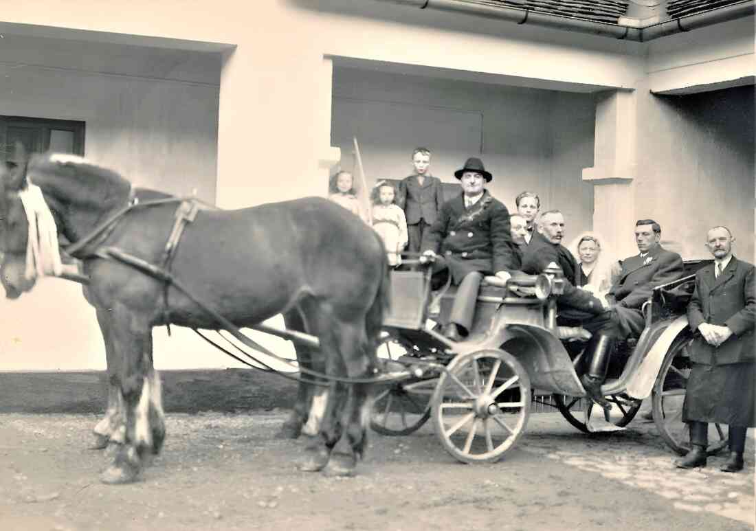 Hochzeit Lydia Horvath (*1917/+2001) und Janos Topler (*1915/+1992) - OW 342 / Grazerstraße: die Hochzeitskutsche ist abfahrbereit (Imre/Miklos/Böcskör/Ruzsa/Wagner)