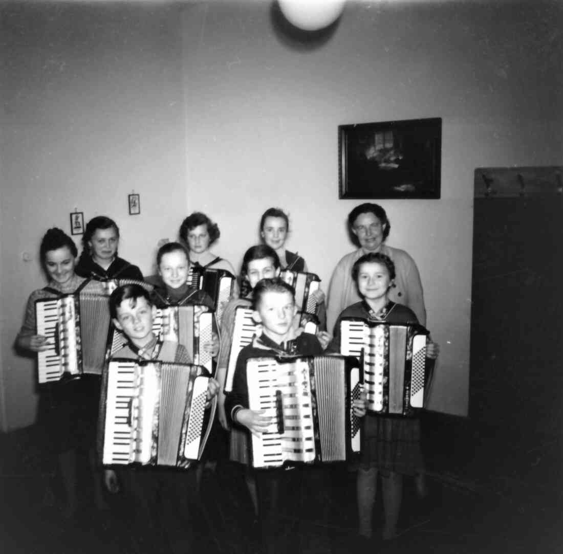 Akkordeongruppe der Musikschule unter Fr. Emmi Sammwald