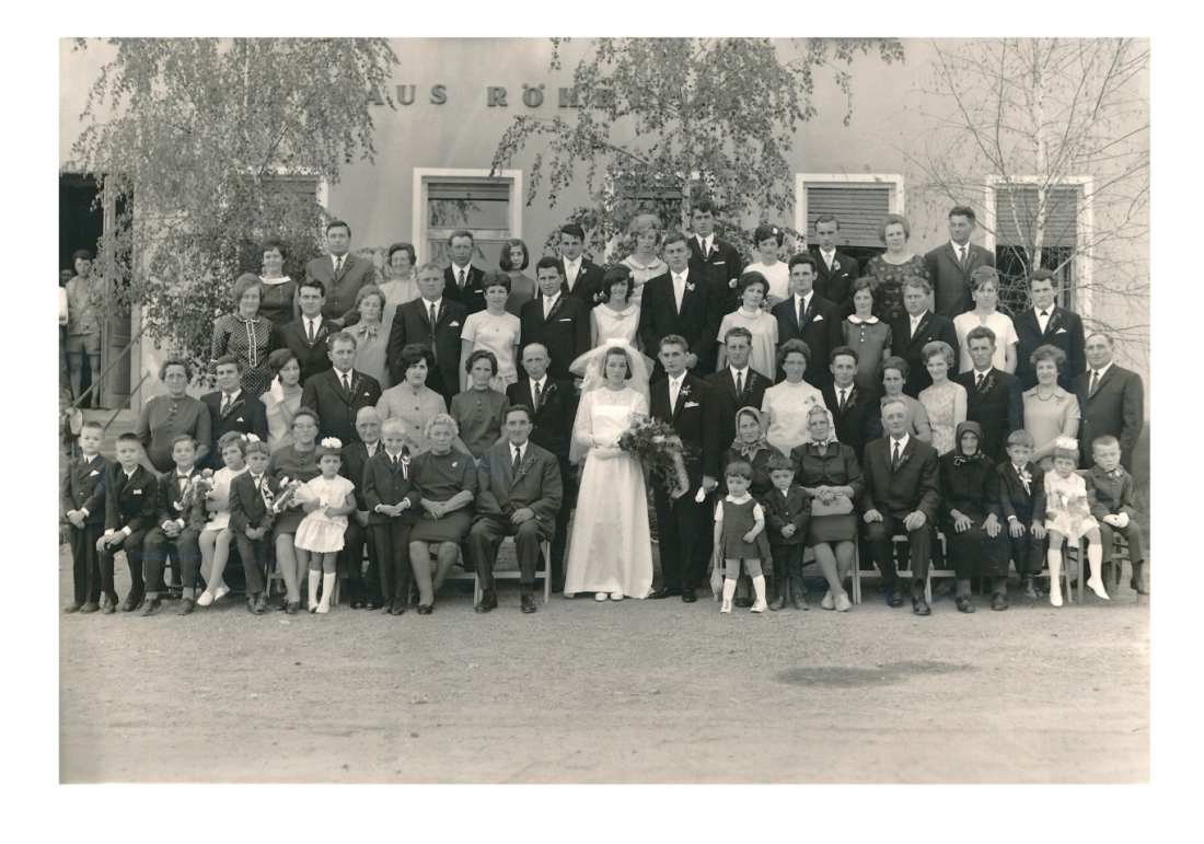St. Martin: die Hochzeitsgesellschaft der Hochzeit Paul Guger (*1942) und Edith Kuch (*1947) – Oberwarterstraße 15 vor dem Gathaus Röhrling