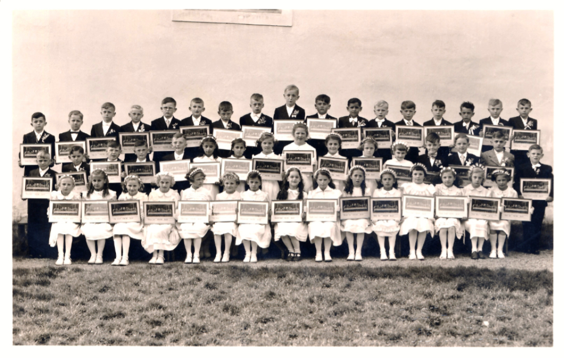Röm. kath. Pfarre: Erstkommunion 1955 mit gezählten 48 Kindern