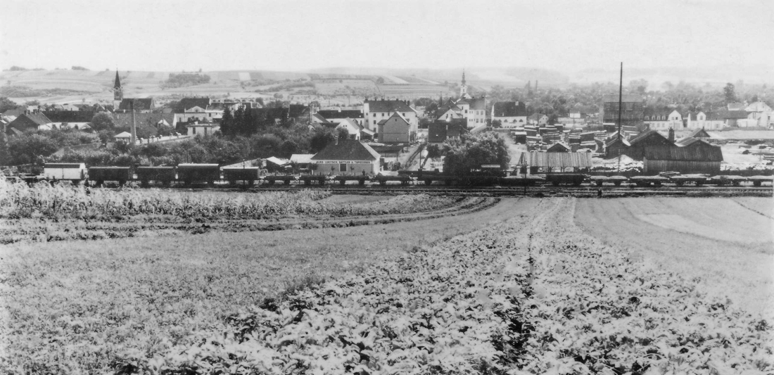 Blick gegen SW auf das Stadtgebiet hinter dem nördl. Teil des Bahnhofs