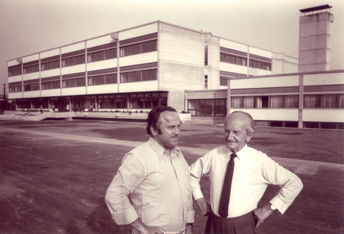 Arch. DI Rudolf Schober mit Laszlo Kereszteny, einem seiner langjährigen Mitarbeiter, vor dem neuen Hauptschulgebäude