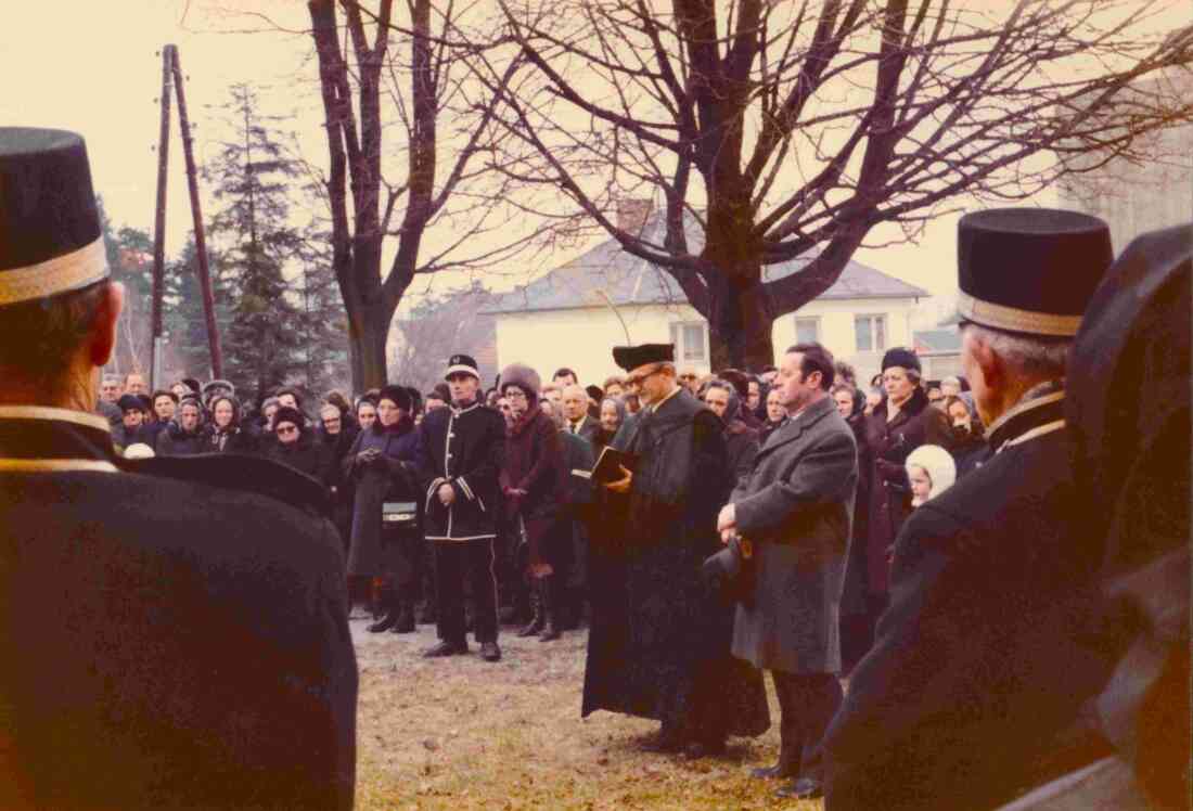 Begräbnis Altbgm. Josef Böcskör: Gottesdienst durch den reformierten Pfarrer Dr. Gyenge vor der röm. kath. Pfarrkirche "Maria Himmelfahrt"