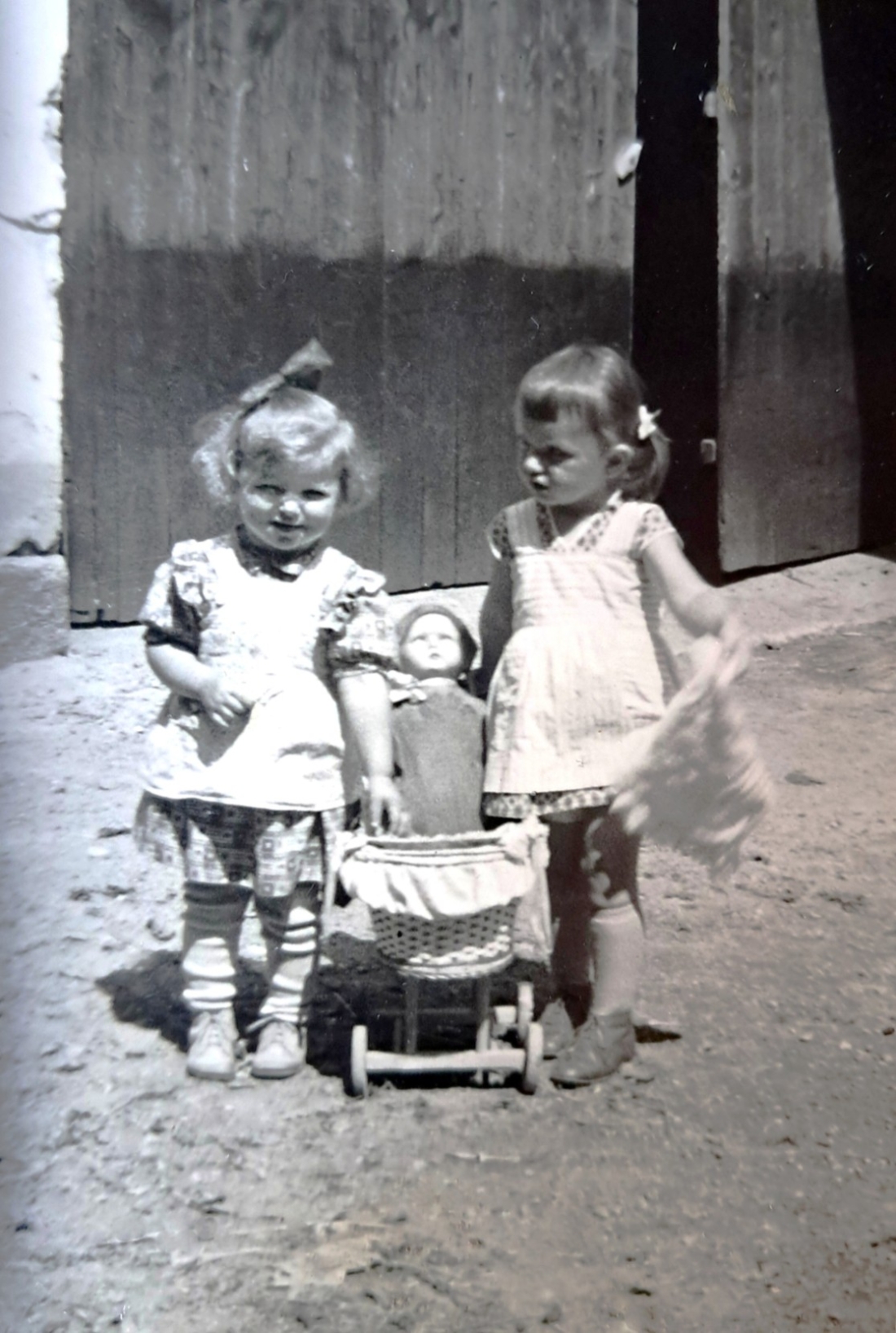 Zwei kleine Freundinnen: li. Margarete Mohat (verh Imre), re. Helga Hegedüs im Hof des Hauses Mohat (OW 420 / Dornburggasse 31)