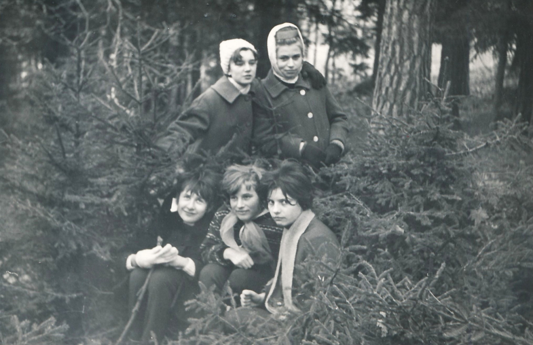 Gruppe von jungen Freundinnen im Wald - Aufner/Selymes/Raba/Paul