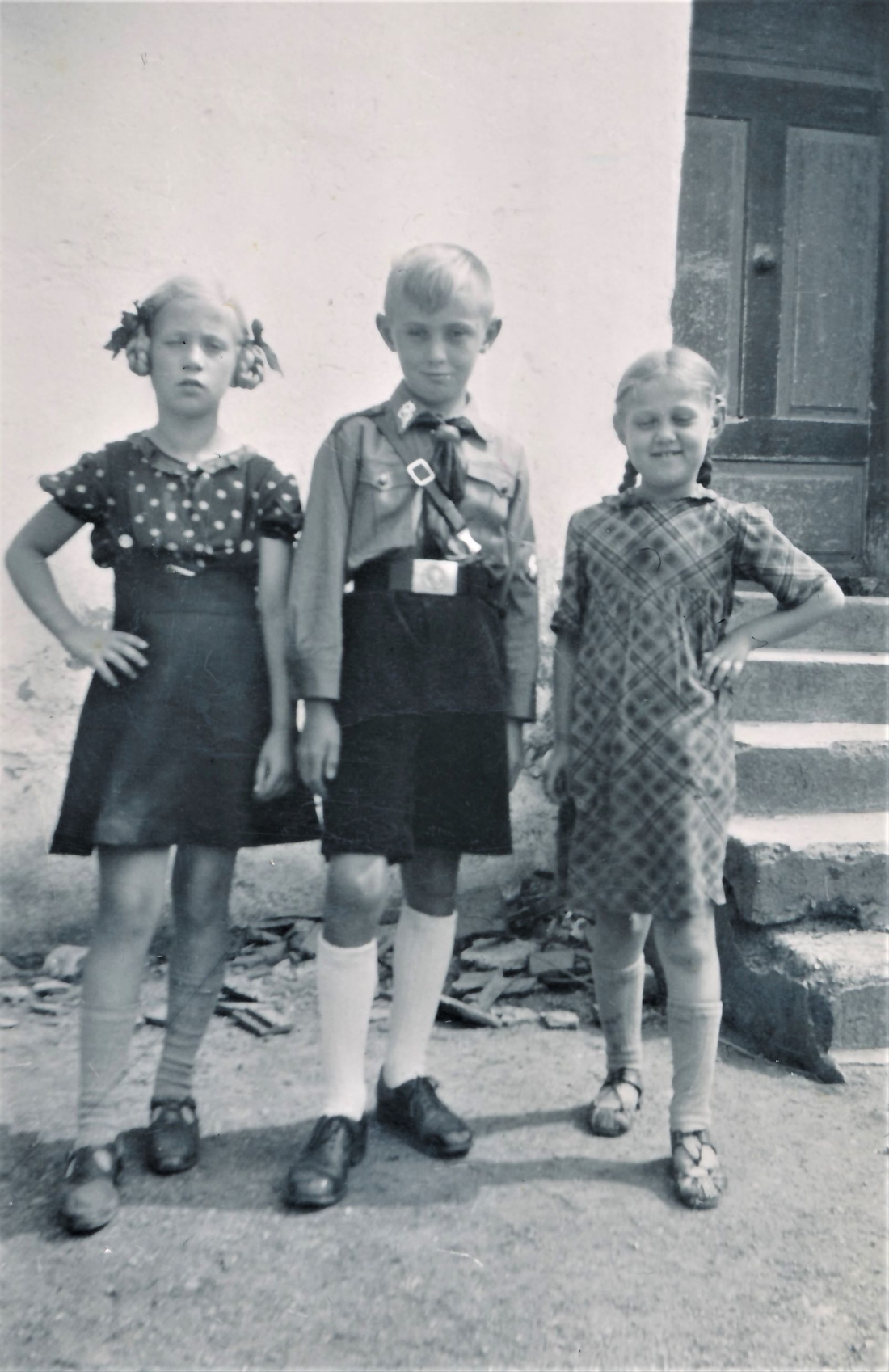 Gruppenbild: Ludwig Szabo und Julianna Benkö mit Freundin im Hof des Hauses Grazerstraße 88