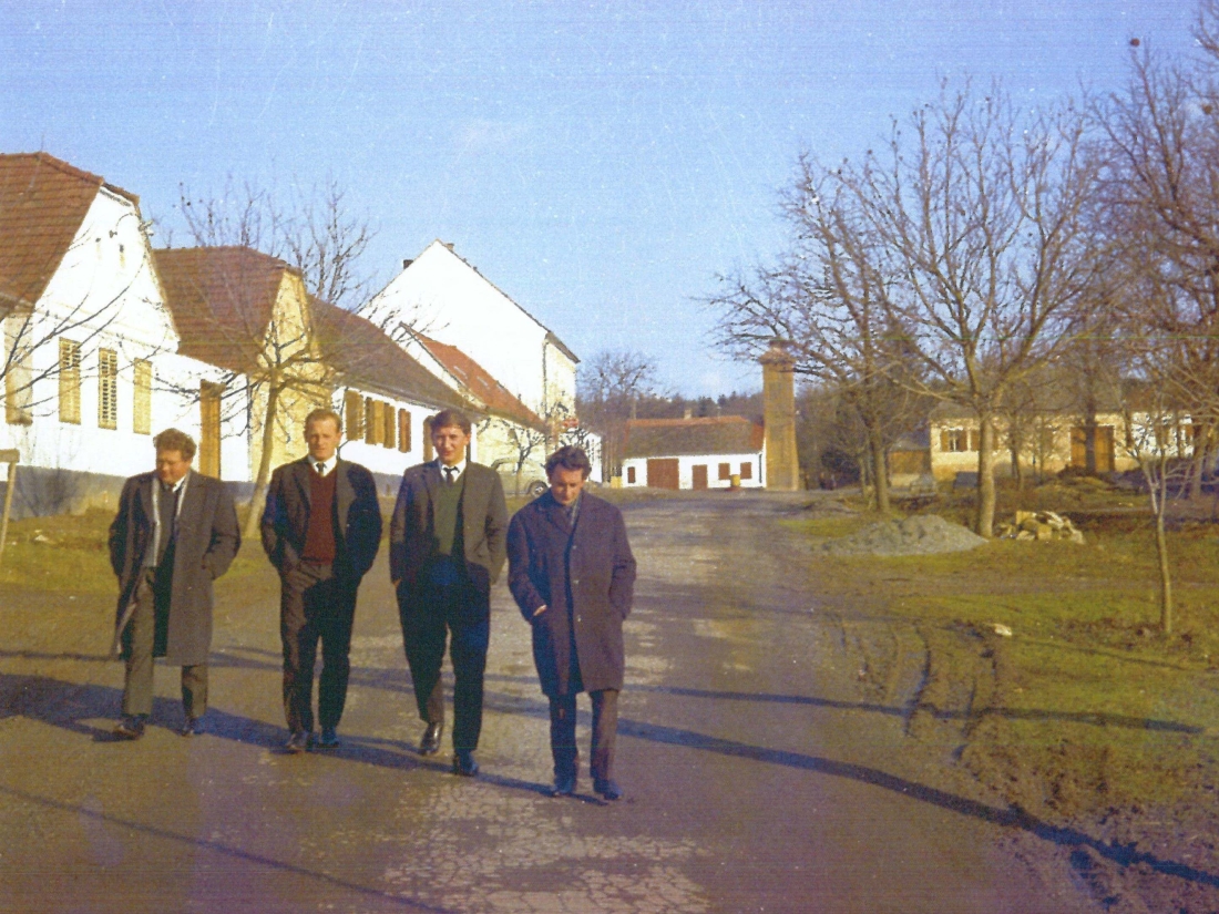 St. Martin: Herrenrunde auf dem Nachhauseweg nach dem Frühschoppen - Stelzer/Mirtl/Garber